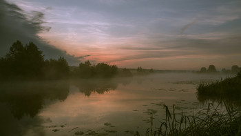 Рассвет. Перед дождём. / Летнее утро на озере Сосновое. Юго-восток Московской области. Мещера.