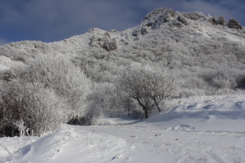 Зимняя дорога / Дорога в горах, к монастырю(Второ-Афонский Бештаугорский мужской монастырь)