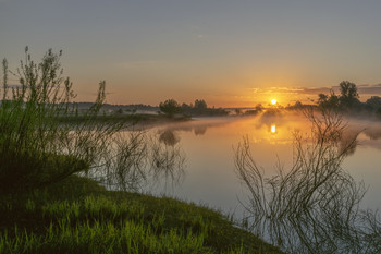 Очень ранним утром... / Восход над затоном. первые солнечные лучи скользят по воде. Начинается новый день.
