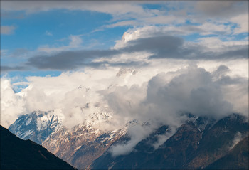 Мачапучаре в облаках / Мачапучаре (Рыбий хвост) — гора высотой 6998 м, входящая в состав горного массива Аннапурна в Гималаях на севере центрального Непала. Местным населением гора почитается как дом бога Шивы. Мачапучаре считается в Непале священной горой и объявлена закрытой для альпинизма.