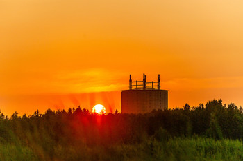 Июньский закат в Сосновом Бору / Рогатая башня Государственного Оптического Института на фоне заката.