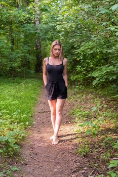 Девушка в лесу / ***