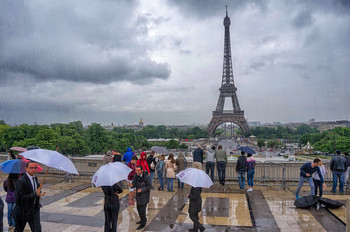 В Париже тоже бывают дожди... / -------