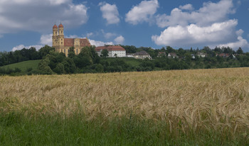 &nbsp; / Город Эльванген, Германия. Вид на паломническую церковь со стороны замка.