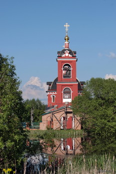 Церковь Бориса и Глеба в Куртниково. / В 1809 г. при попечительстве титулярного советника Гавриилы Ивановича Рукина началось строительство каменного Борисоглебского храма.
До Великой Отечественной войны храм еще действовал. Позже он был закрыт и постепенно разрушался, зарастая деревьями.
В конце 2001 г. храм передали верующим.