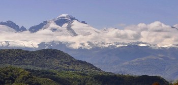 Горные вершины окутаны одеялом облаков / Горные вершины Кавказа окутаны одеялом облаков