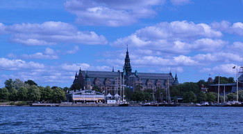 Nordic Museum / Северный музей, известный также как Скандинавский или Нордический, располагается на острове Юрогорден в Стокгольме, столице Швеции. Он посвящен истории культуры Швеции во времена от XVI века до наших дней, ее этнографии и фольклору. В 1873 году шведский фольклорист и культуролог Артур Хазелиус основал новый музей на основании собственной коллекции интересных этнических предметов, собранных им в Швеции и соседних странах. В то время музей получил имя Скандинавская