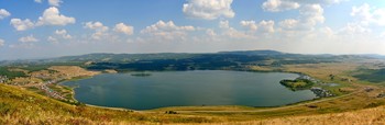 Озеро Аушкуль. / Вид с горы Ауштау в жаркий июльский день.