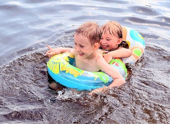 Ребячья радость / купание детей в реке
