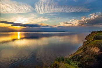 Волга. / Одно из самых широких мест разлива реки Волги. На переднем плане левый берег у села Ягодное. От этого берега можно местами пройти до 200 метров по дну, вода будет по грудь. Волга "пожирает" песчанный берег...