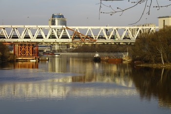 Вид на Москва-реку и Дорогомиловский железнодорожный мост / Вид на Москва-реку и Дорогомиловский железнодорожный мост