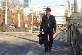 В поисках объекта / He is walking through the city