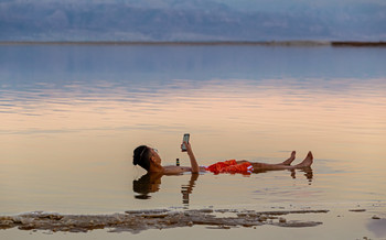 В поисках объекта / Редкие отдыхающие осмелятся окунуться в Мертвое море зимой.