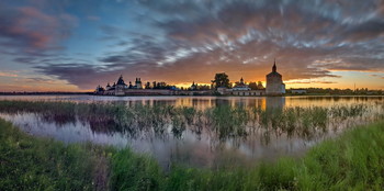 Жар-птица рассвета. / Кириллово-Белозерский монастырь перед восходом солнца.
