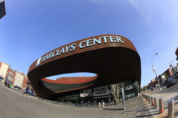 Барклайс-центр / «Барклайс-центр» — спортивная арена, расположенная в Бруклине, США. Является домашней ареной баскетбольной команды «Бруклин Нетс» и хоккейной «Нью-Йорк Айлендерс». Основной конкурент «Медисон-сквер-гардена» по проведению различных мероприятий в Нью-Йорк. В 2009—2015 годах Михаил Прохоров купил «Барклайс-центр» за примерно 1,5 млрд долларов, а в 2019 году продал эту арену вместе с командой «Бруклин Нетс» ориентировочно за 2,35 млрд долларов китайскому миллиардеру Джозефу Цаю