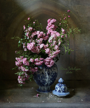 Розы в делфтской вазе / Натюрморт с цветами