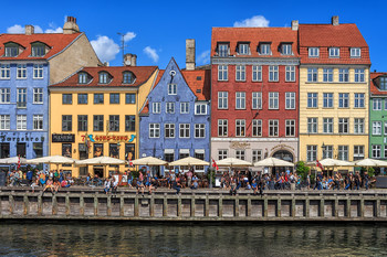 Яркие краски северных городов / Дания. Копенгаген
(похоже, что получилась иллюстрация для журнала &quot;Весёлые картинки&quot;)