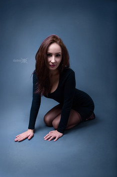 Девушка на синем фоне - Вораевич / Девушка на синем фоне: https://www.voraevich.com/ru/girl-on-a-blue-background-ru/