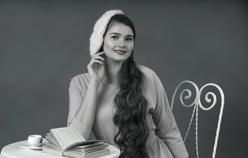 Девушка с книгой / Черно-белый портрет