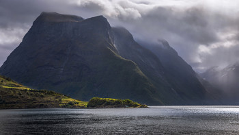 Домик на острове и гора с водопадом. / На пути к Лофотенам (Норвегия).