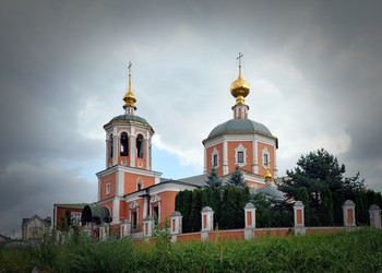 Церковь Троицы Живоначальной в Троицком / Прекрасный храм. Сейчас работают только два придела, т.к. его расписывают.
Хор великолепен! Никогда и не где не слышал такого пения. И по сравнению с храмами, расположенными и в спальных районах, тут не много народа!