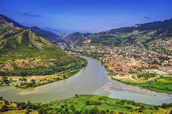 Из далека долго / Возле древнего города Мцхеты находится место, где сливаются после долгого путешествия по просторам Грузии две реки - Арагва и Кура.