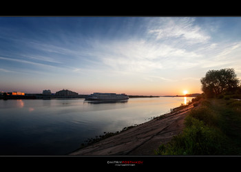 Из далека долго / Ранним утром на берегу реки Волга.Набережная в городе Дубна,Московская область.