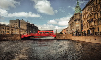 Конечно я не первая, которая сняла красный автобус на Красном мосту..) / Не знаю можно ли выкладывать, фото с телефона.