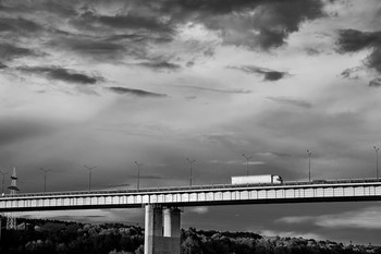 Мост через Оку / Мост, Калуга, Ока, фура, автомобиль, облака, чб
