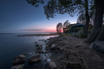 Перед рассветом / Заканчивается теплая августовская ночь на Плещеевом озере в Переславле. Заря окрасила горизонт во все оттенки красного цвета.