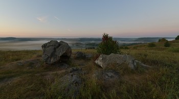 Конь Камень...долина Красивой Мечи... / «И гнали Мамаево войско русские полки до самой до Мечи, и рубили неверных без милости. И в погоне той одни ордынцы пали, другие в реке утонули. А те, которые достигли берега, от страха застыли, превратились в камень и навечно остались здесь», — так гласит легенда.