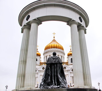 Цари и церкви / У Храма Христа спасителя - памятник Императору Александру II.