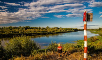 Август в осень уйдет не заметно... / У вечерней реки.