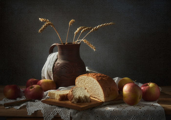Хлеб и яблоки / Предметная композиция