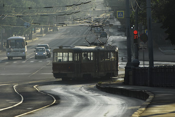 Трамвай,который ушел на вокзал... / Ранним утром
