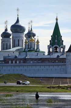 Свято-Троицкий Макарьевский Желтоводский монастырь. / Макарьев монастырь....действующий женский монастырь, который расположен на левом берегу Волги в посёлке Макарьево Нижегородской области, примерно в 90 км от Нижнего Новгорода ниже по течению.