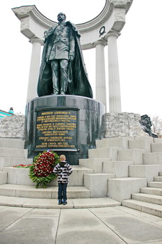 Уроки истории - наглядно / Александру II-императору.Москва, рядом с Храмом Христа Спасителя.