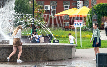 Забавы с водой в конце лета. / Брызги от фонтана, подхваченные ветром...