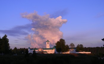 Утро в Свирском / облака над монастырем