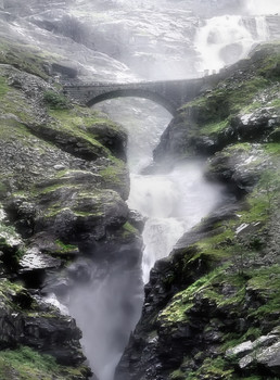 Водяная пыль на мосту... / Норвежские водопады...