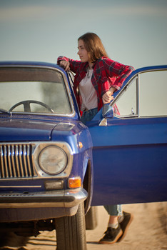 Lovely girl and old car / ___