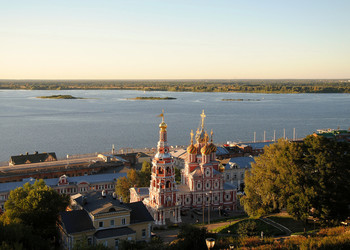 Рождественская... / Церковь Собора Пресвятой Богородицы, более известная как Рожде́ственская или Стро́гановская — действующая православная церковь, расположенная на Рождественской улице Нижнего Новгорода. Построена в 1696—1719 годах на средства купца Григория Дмитриевича Строганова. Является одним из лучших образцов строгановского стиля, имеет статус памятника архитектуры федерального значения
Церковь двухъярусная: наверху расположен трёхапсидный алтарь, молельный зал, бесстолпная трапезная и паперть. Изначально должна была совмещать в себе зимний и летний храм. Однако богослужения изначально стали проходить только во втором ярусе. Возможно сказался домовой характер церкви (прихожанами были Строгановы и их ближайшее окружение), а также отсутствие постоянного причта.

Храм пятиглавый, главы поставлены по сторонам света. Изначально главы были зелёные. Такими они изображены на акварели И. Шишкина по фотоотпечатку А. О. Карелина. Но в конце XIX века они были окрашены наподобие глав Храма Василия Блаженного в Москве.