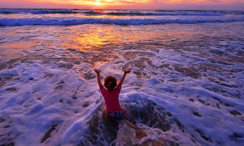 Средиземное море,на закате / Ребёнок радуется красоте заходящего солнца