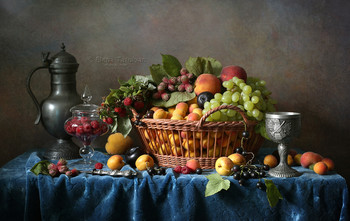 Корзина с фруктами / Классический натюрморт с фруктам и и ягодами
