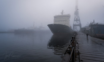 Туманное утро / Мурманск. Кольский залив. ледокол Капитан Драницын. В тумане видно корму ал Ленина с вертолётом на борту.