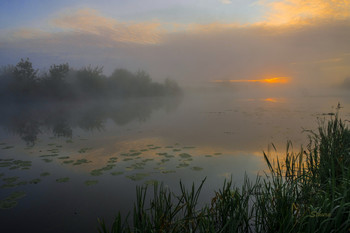 Туман и облака на рассвете. / Осеннее утро на озере Сосновое.