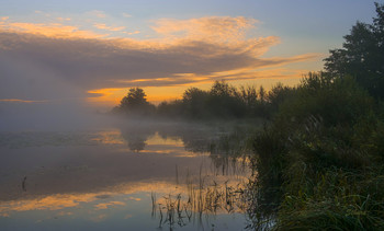 Облако нависло. / Осеннее утро на озере Сосновое.