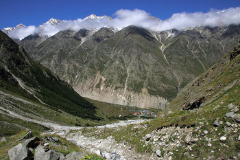 В долине ледника Мижирги Чиран / Вид на альплагерь Безенги