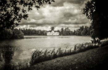 Из альбома "Монокль" Екатериниский парк / С.Петербург. Пушкин. Монокль. Ч/б пленка.