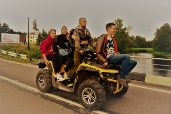 Нормальная ситуация / Дети катаются